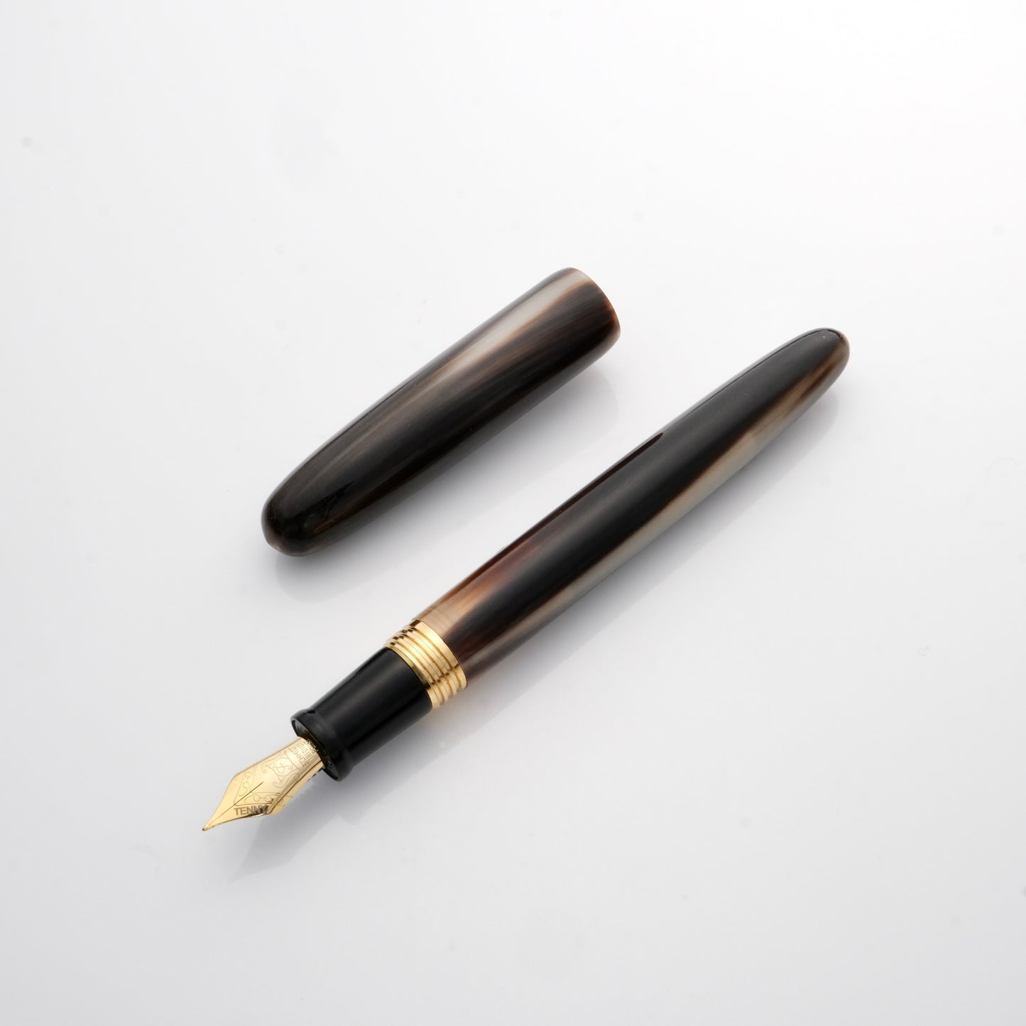 Tenny Jade Ox Horn Fountain Pen (Standard) 赤玉牛角 手工筆 (標準尺寸)