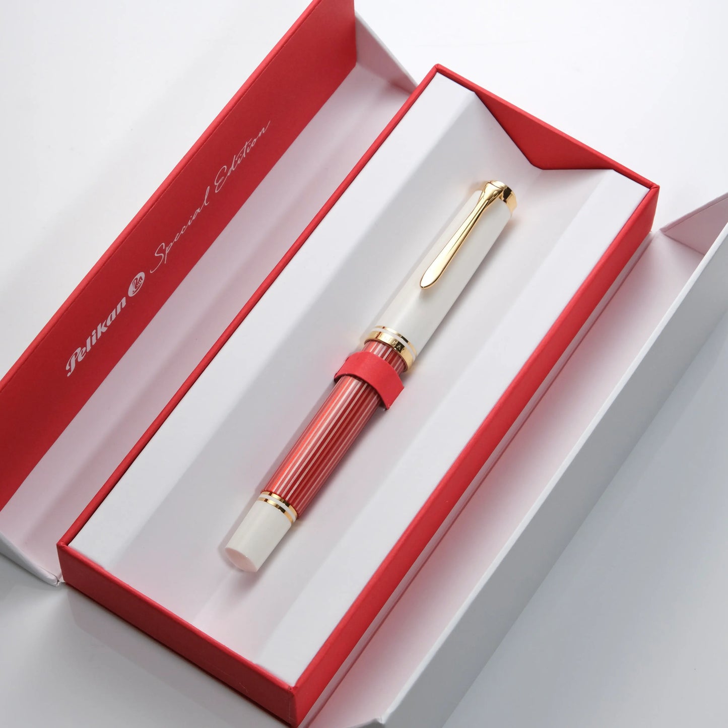Pelikan M600 Fountain Pen - Red & White (2023 Christmas Edition)