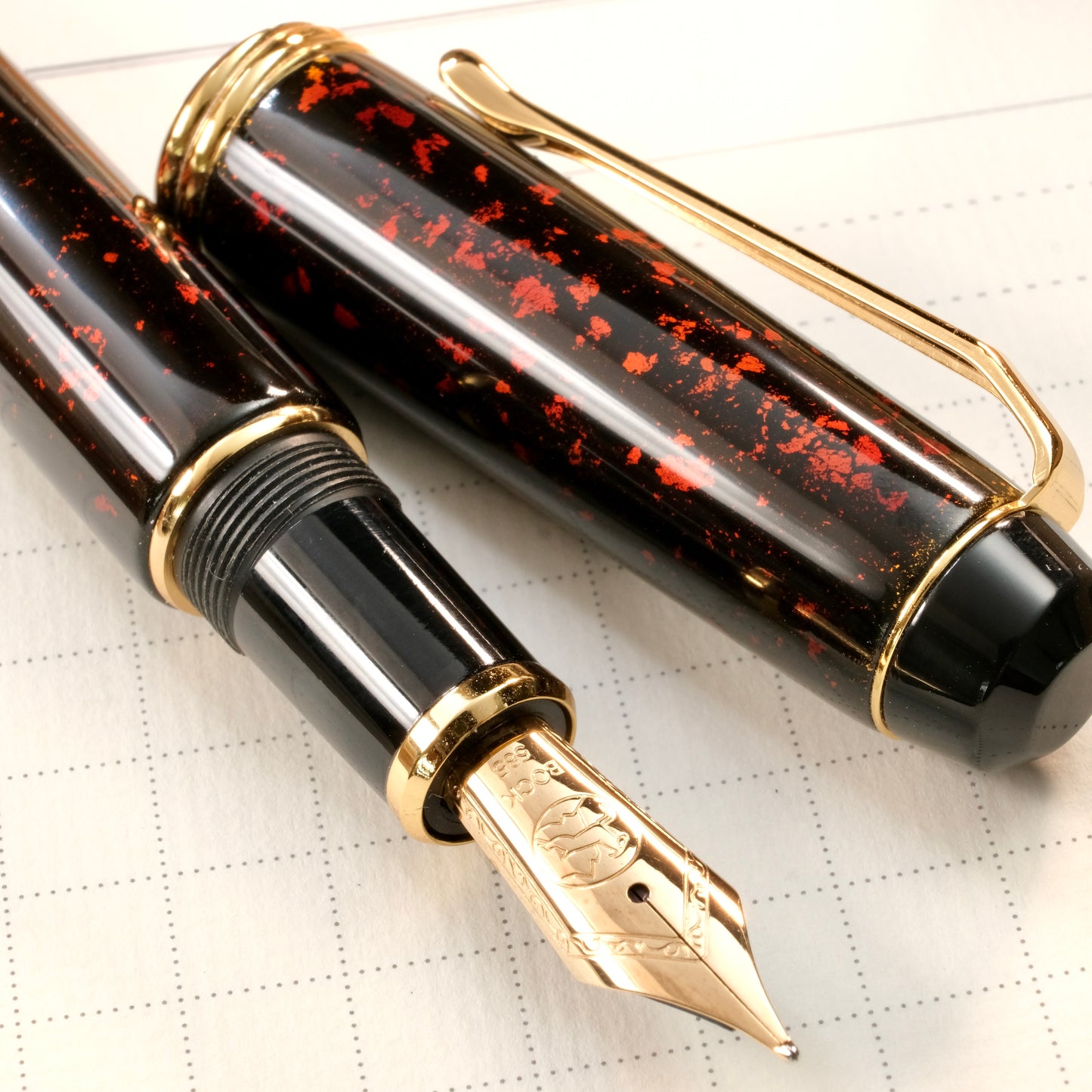 Kuretake Yumeginga Fountain Pen - Echizen Urushi Sandalwood Vermilion Red