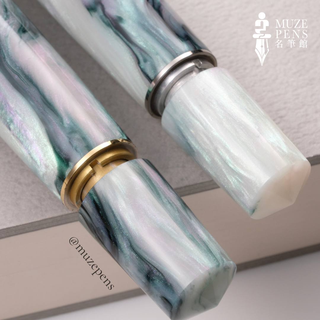 Leonardo Officina Italiana Momento Zero Grande Limited Edition Fountain Pen - Primary Manipulation Mother of Pearl, Gold Trim