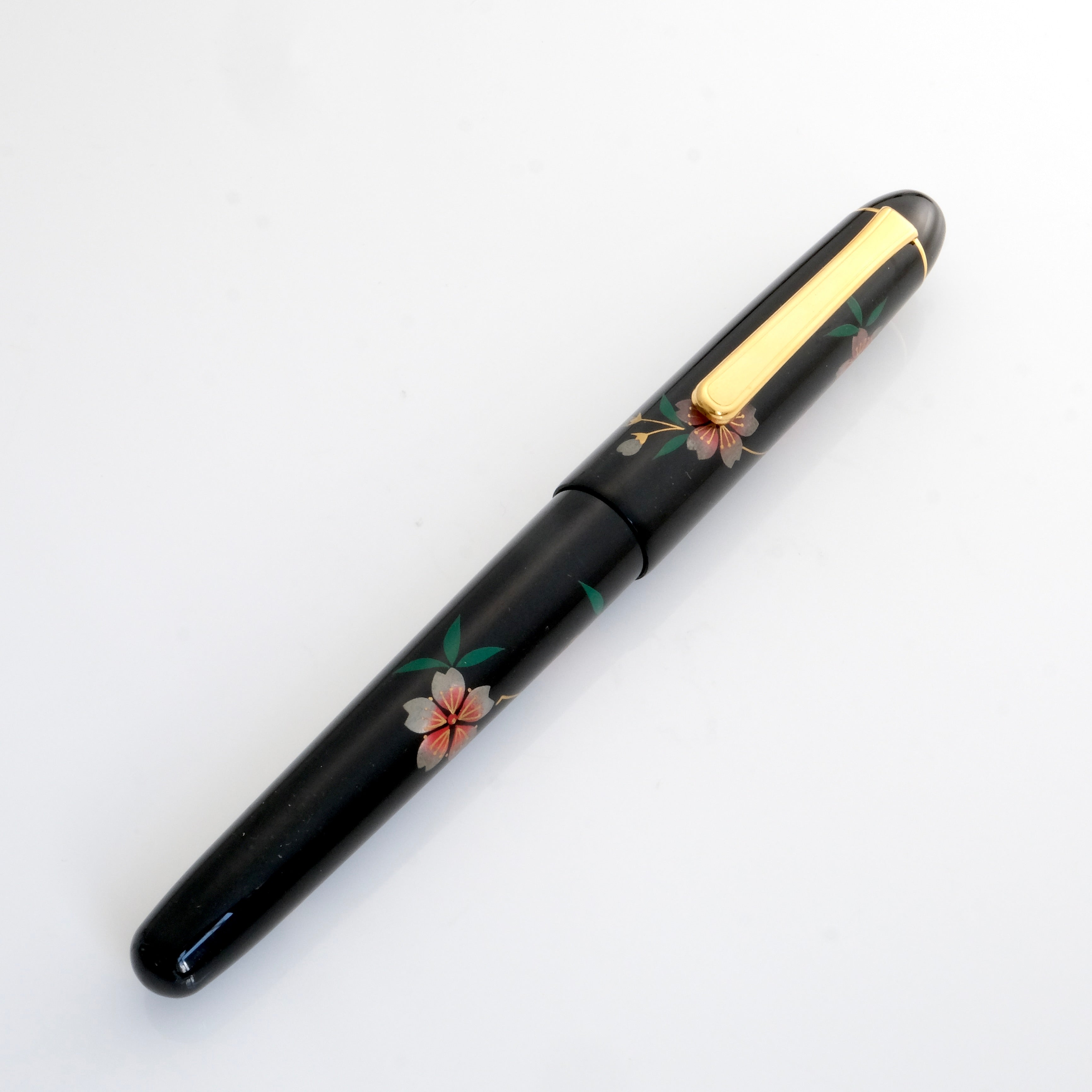Platinum #3776 Century Kaga Hira Makie Fountain Pen - Sakura Design, F Nib
