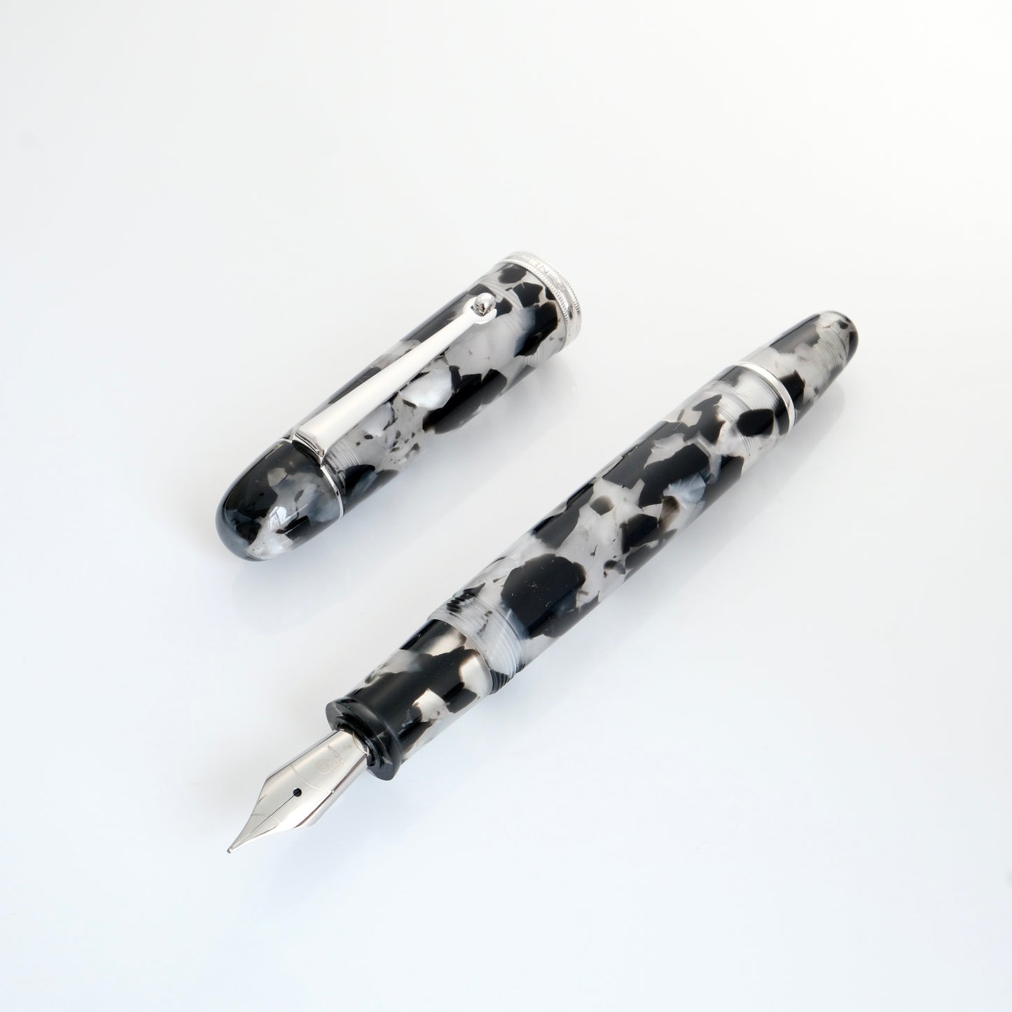 Penlux Masterpiece Grande Koi Fountain Pen - Black and White  活塞鋼筆 - 黑白鯉魚