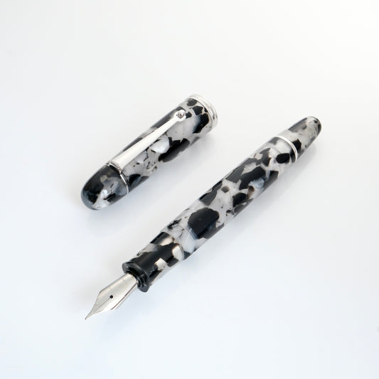Penlux Masterpiece Grande Koi Fountain Pen - Black and White  活塞鋼筆 - 黑白鯉魚