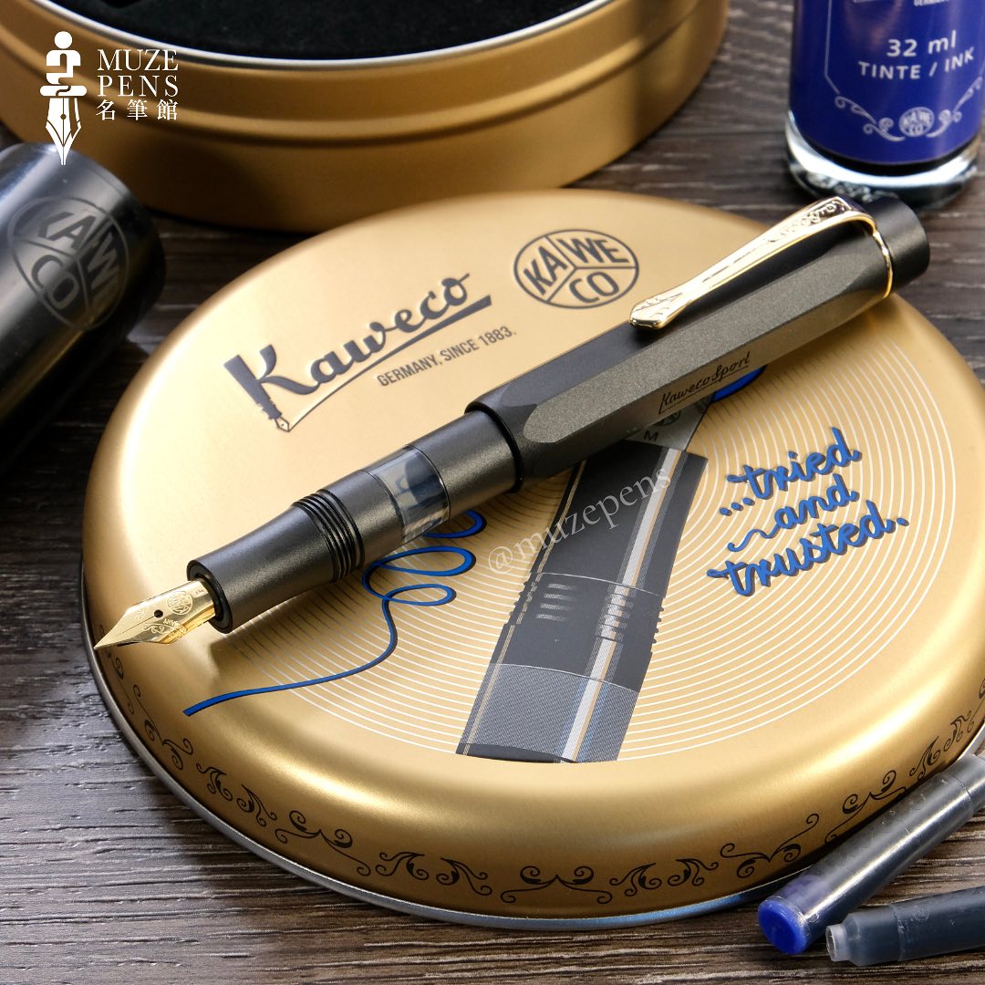 Kaweco AL Sport Vulpen Geschenkset - Medium Penpunt, Messing, Inclusief 6 Zwarte Inktcartridges Vintage Gift Tin Kaweco AL Sport Vulpen Geschenkset - Medium Penpunt, Messing, Inclusief 6 Zwarte Inktcartridges Vintage Gift Tin