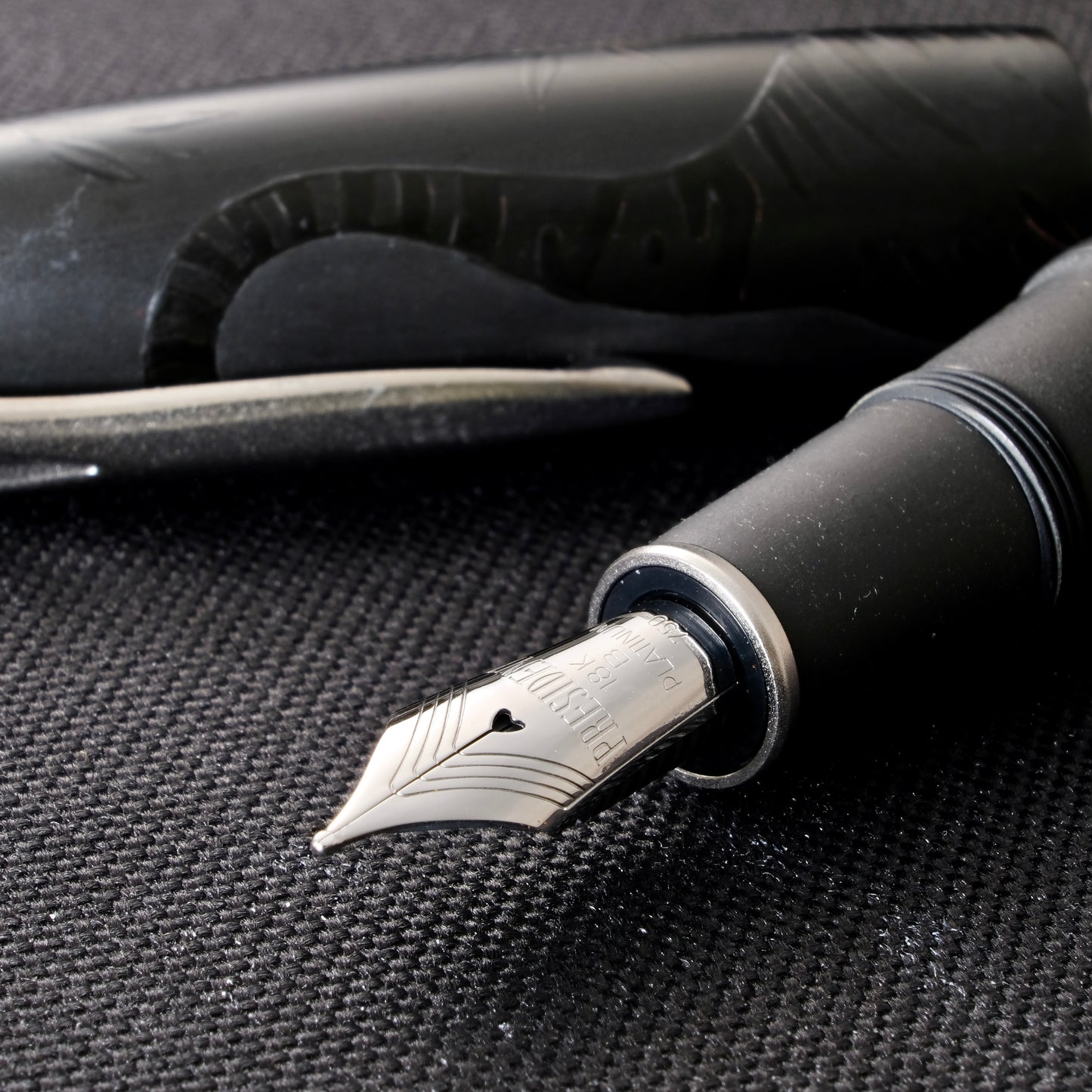 Platinum Izumo Maki-e Fountain Pen - Shikkoku Chikuringunkozu (Tiger)