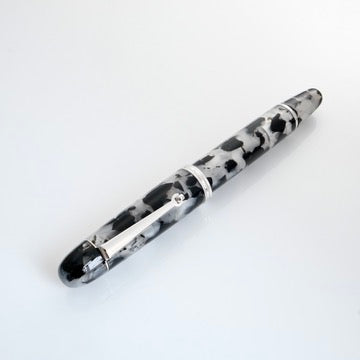 Penlux Masterpiece Grande Koi Fountain Pen - Black and White  活塞鋼筆 - 黑白鯉魚
