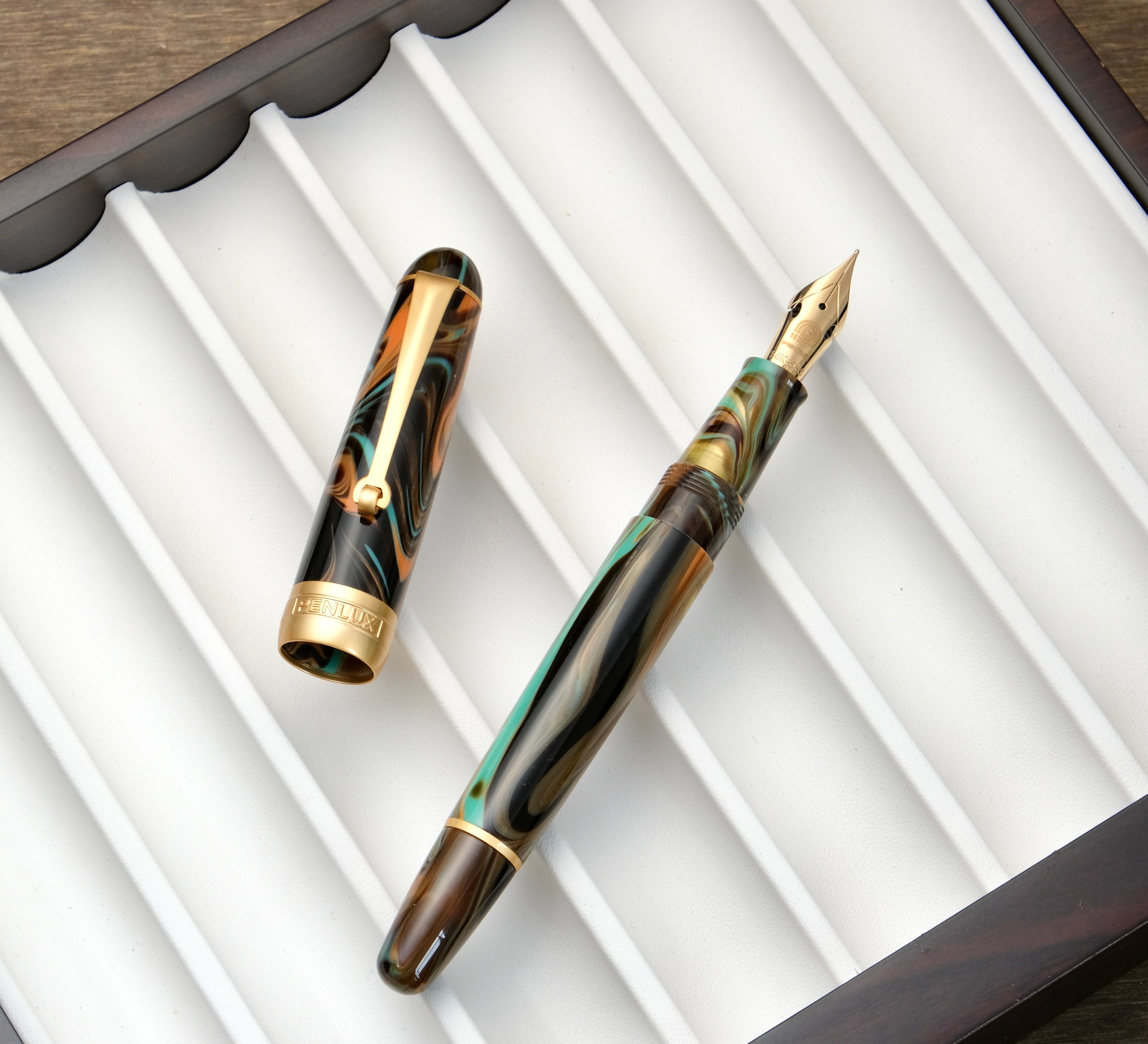 ペンラックス PENLUX 限定 マスターピース 万年筆 台湾　デルガド　シカオ Penlux Masterpiece Delgado Fountain Pen - Peacock – Muze Pens