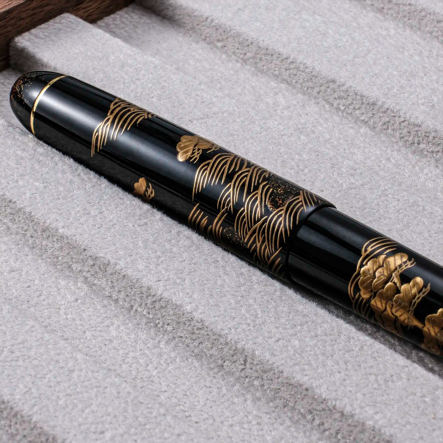 Platinum 3776 Kaga Taka Maki-e Fountain Pen - Hama no Matsu (Shore Pine)