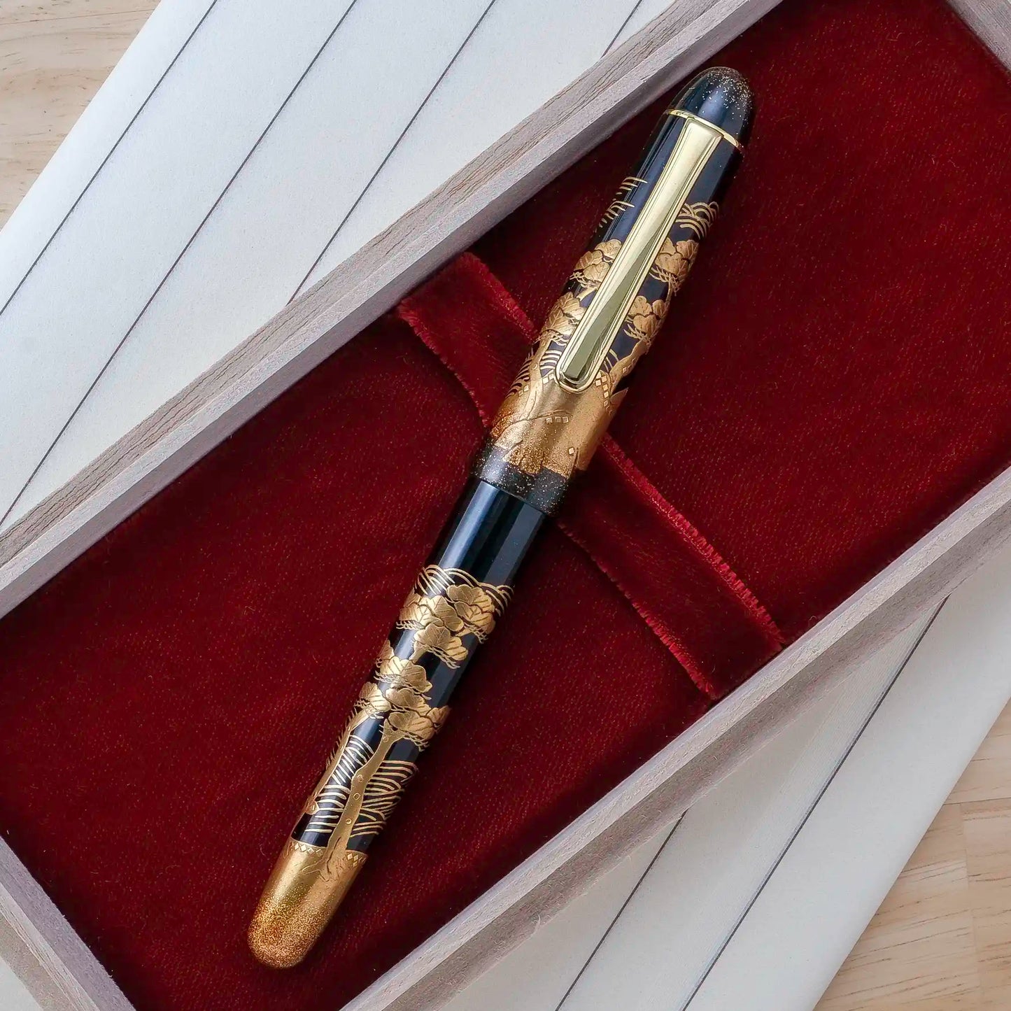 Platinum 3776 Kaga Taka Maki-e Fountain Pen - Hama no Matsu (Shore Pine)