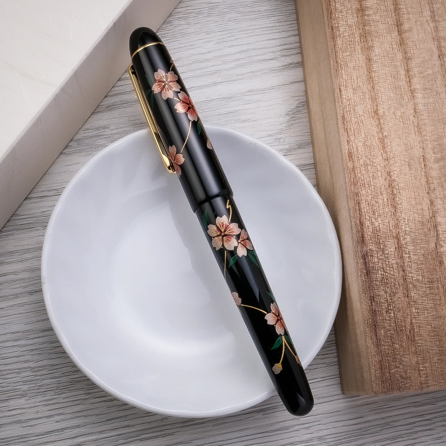 Platinum 3776 Kaga Hira Maki-e Fountain Pen - Sakura