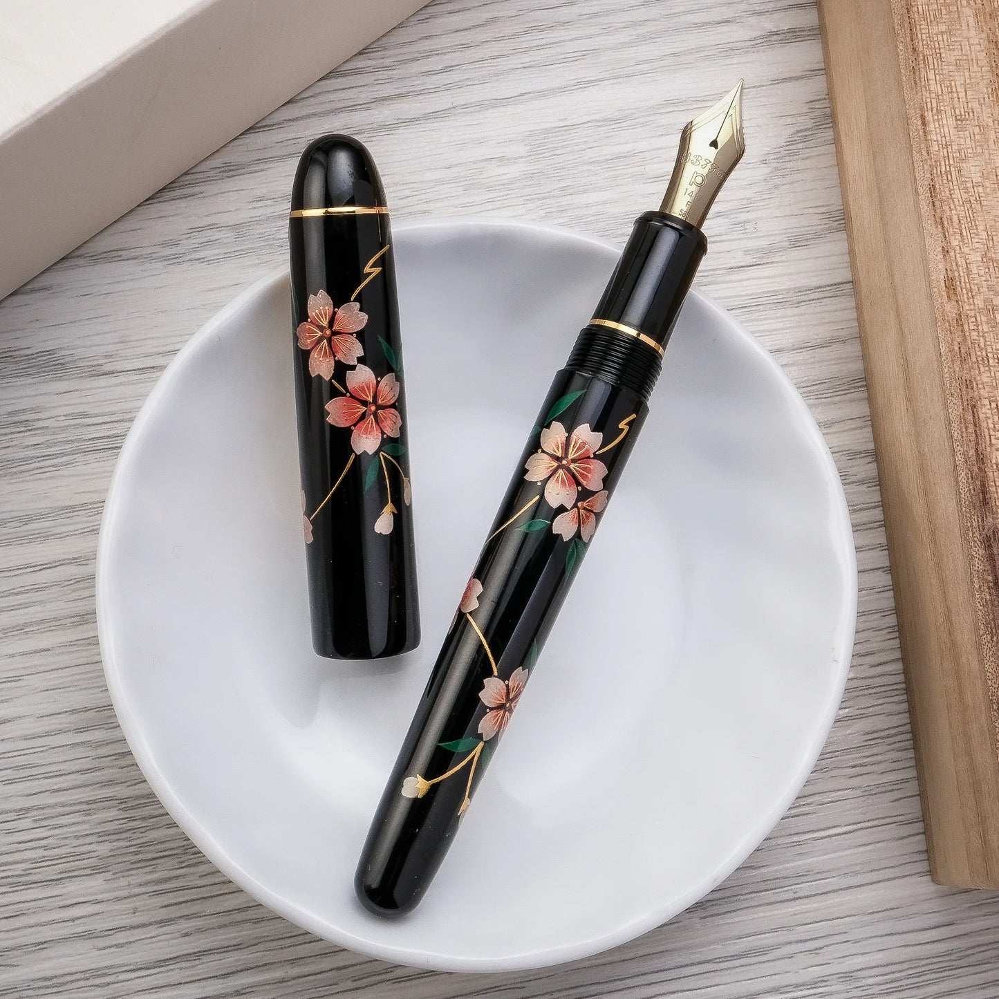 Platinum 3776 Kaga Hira Maki-e Fountain Pen - Sakura